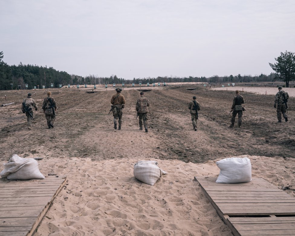 Noví regrúti pluku Azov počas výcviku. Foto - Alice Martinsová/Washington Post