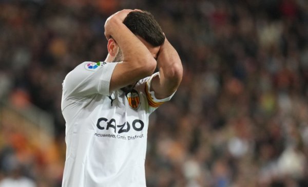 Narába s&nbsp;ňou ako s&nbsp;hračkou a&nbsp;nový štadión stále nedokončil. Ako sa Valencia pod singapurským majiteľom ocitla na dne