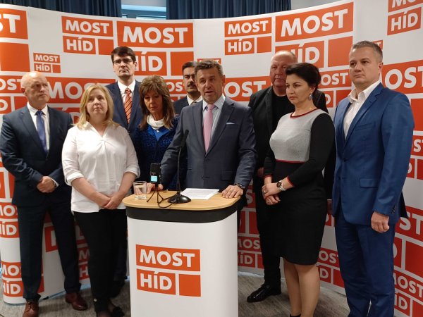 Most-Híd po odchode z&nbsp;Aliancie ide do volieb s&nbsp;Dzurindom, volajú aj Simona a&nbsp;Hegera