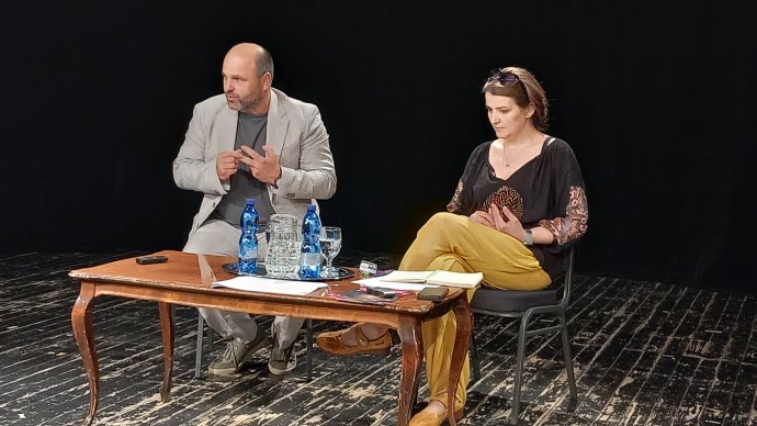 Gál Tamás színházigazgató és Varga Emese művészeti vezető az új évadot beharangozó sajtótájékoztatón. Fotó - Napunk