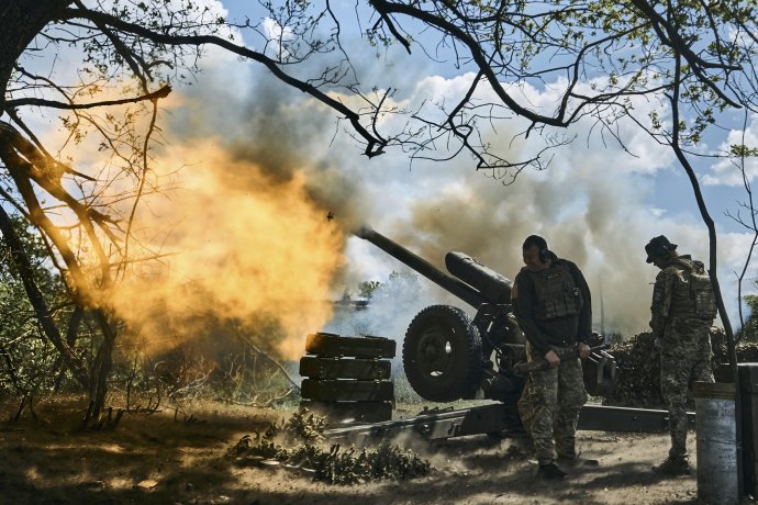 Ukrajinskí vojaci strieľajú z dela neďaleko mesta Bachmut v Doneckej oblasti na východe Ukrajiny v piatok. Foto - TASR/AP