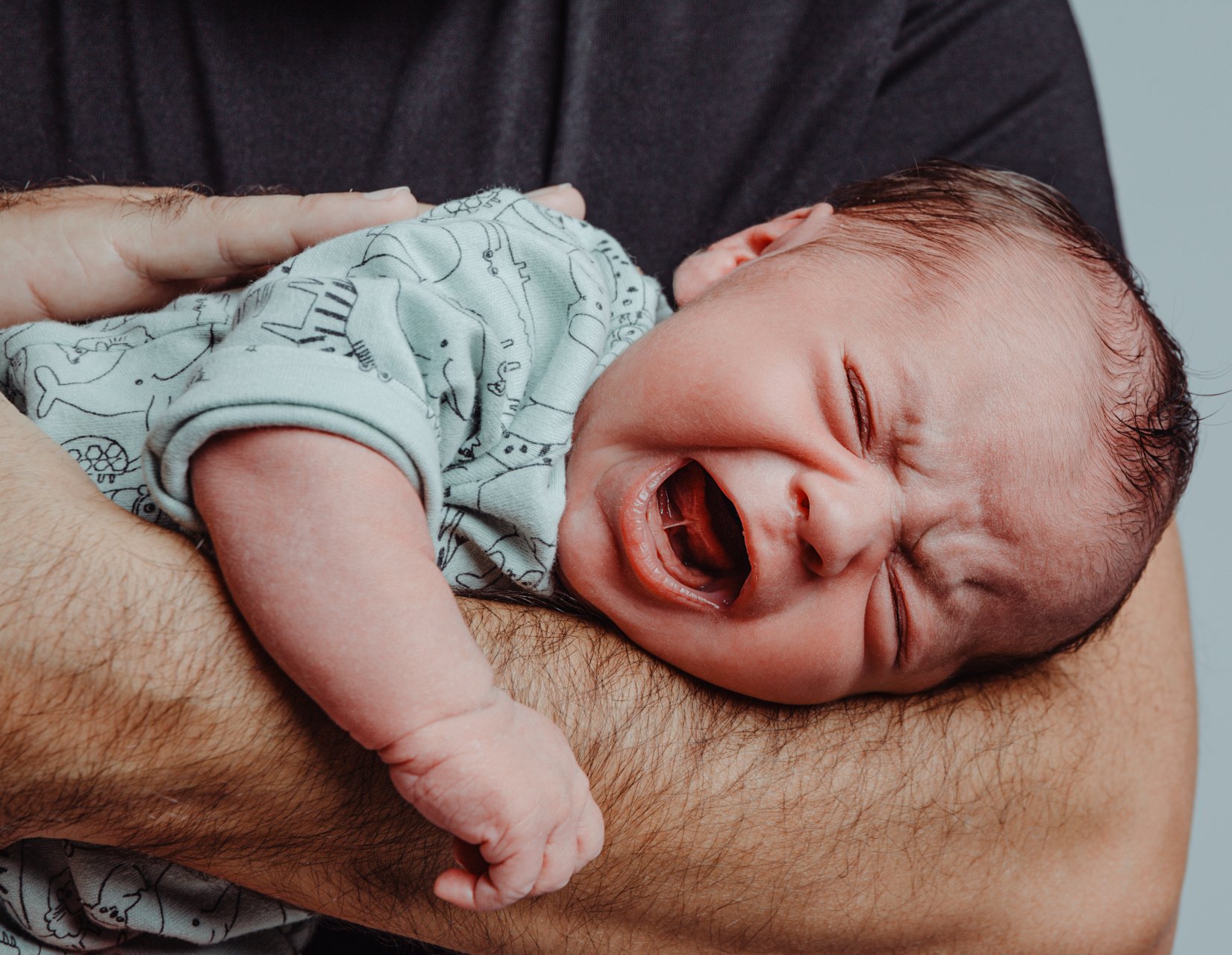 Новорожденный человек. Младенец плачет. Crying Newborn. Новорожденный плачет на бок.