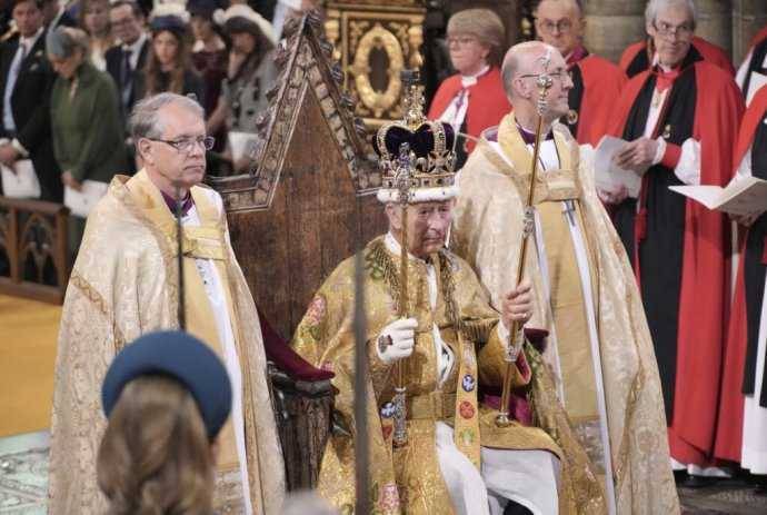 Arcibiskup z Canterbury Justin Welby korunoval kráľa Karola III. Foto - TASR/AP