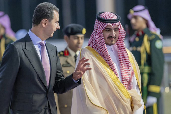 Sýrsky prezident Bašár Asad po prílete do saudskoarabského mesta Džidda 18. mája 2023, kde sa po viac ako desaťročnej prestávke zúčastní na samite Ligy arabských štátov. Foto - TASR/AP