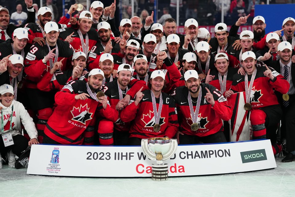 Kanadskí hokejisti po výhre na MS v hokeji 2023. Foto - TASR/AP