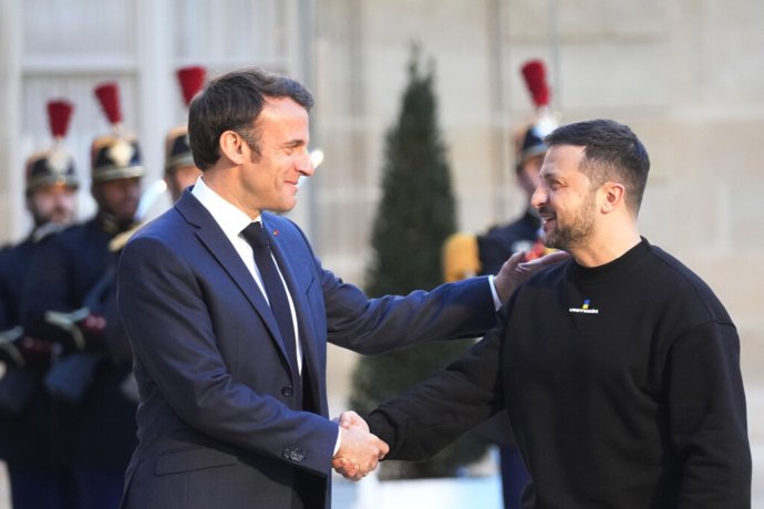 Emmanuel Macron a Volodymyr Zelenskyj. Foto - TASR/AP
