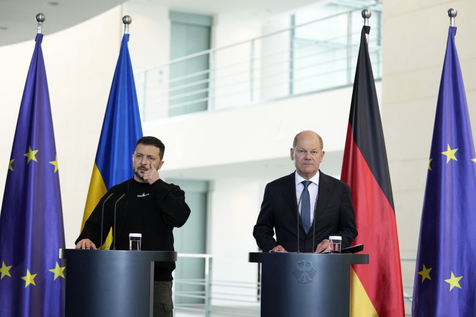 Volodymyr Zelenskyj a Olaf Scholz v Berlíne. Foto - TASR/AP