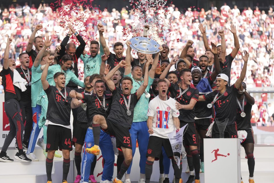 Futbalisti Bayernu Mníchov oslavujú titul. Foto -TASR/AP