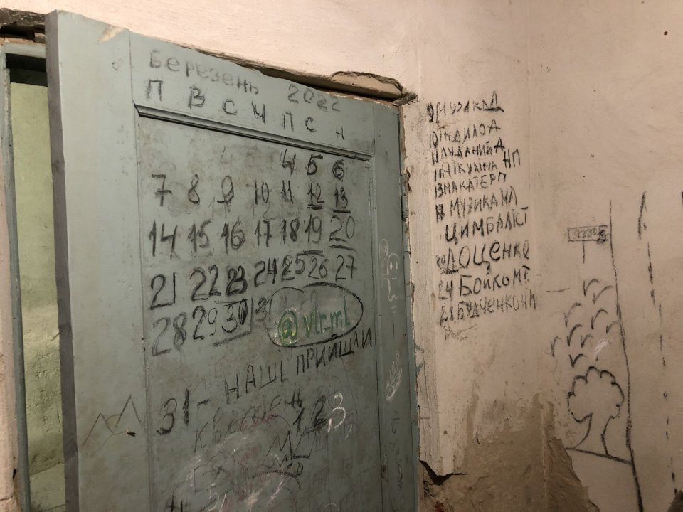 Kalendár a zoznam obetí na dverách pivnice v Jahidnom. Foto - Deník N/Tomáš Linhart