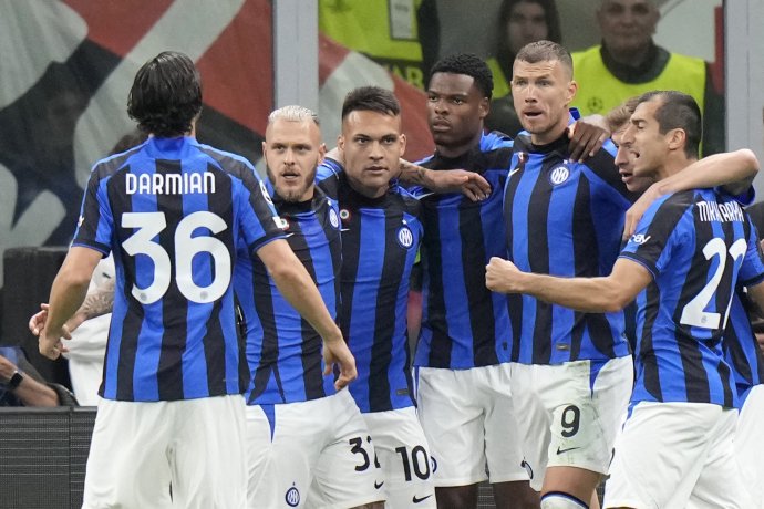 Futbalista Interu Miláno Edin Džeko (druhý vpravo) sa teší po strelení úvodného gólu v úvodnom semifinálovom zápase Ligy majstrov AC Miláno - Inter Miláno na štadióne San Siro v Miláne v stredu 10. mája 2023. FOTO TASR/AP