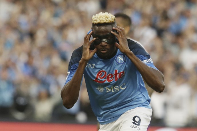 Futbalista Neapola Victor Osimhen sa teší po strelení gólu v zápase 34. kola talianskej Serie A SSC Neapol - AC Fiorentina v Neapole v nedeľu 7. mája 2023. Foto - TASR/AP