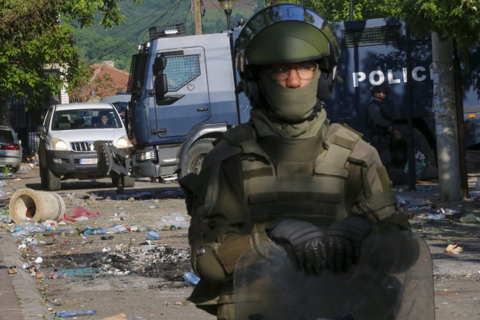 Vojak KFOR v utorok stráži budovu radnice v meste Zvečan. Foto - TASR/AP