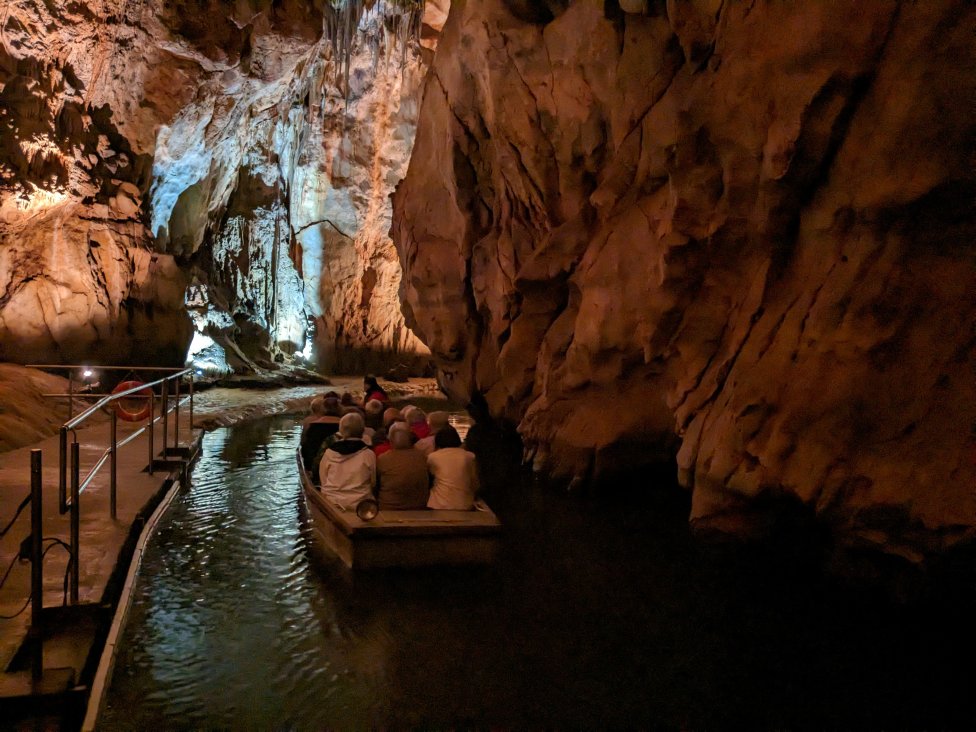 Plavba po rieke Styx v jaskyni Domica. Foto – Soňa Mäkká