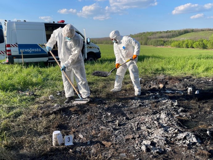 Helyszínelés Szűcs Tibor autójának maradványainál. Fotó - police.hu