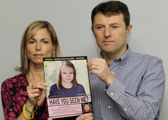 McCannovci s plagátom, na ktorom je odhadovaná podoba 10-ročnej Maddie. Foto - TASR/AP