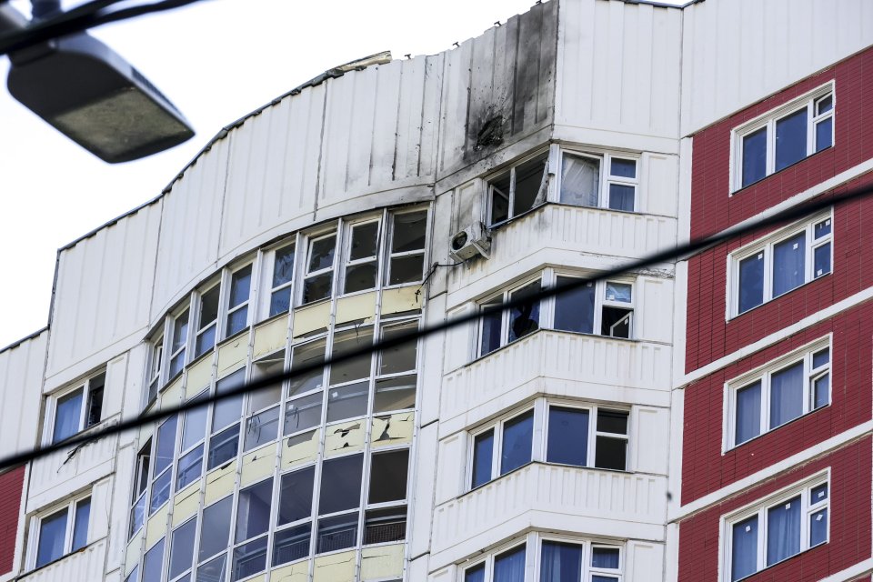 Moskovská bytovka, ktorú mal ráno zasiahnuť ukrajinský dron. Foto - TASR/AP