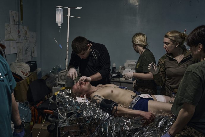 Zdravotníci ošetrujú vojaka zraneného v bojoch o Bachmut. Foto - TASR/AP