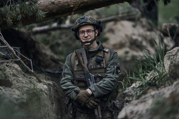 Ukrajinský vojak v zákope blízko ruských pozícii pri meste Kreminna. Foto - TASR/AP