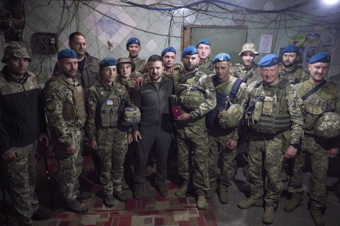 Ukrajinský prezident Volodymyr Zelenskyj v utorok navštívil front v Doneckej oblasti. Foto - tasr/ap