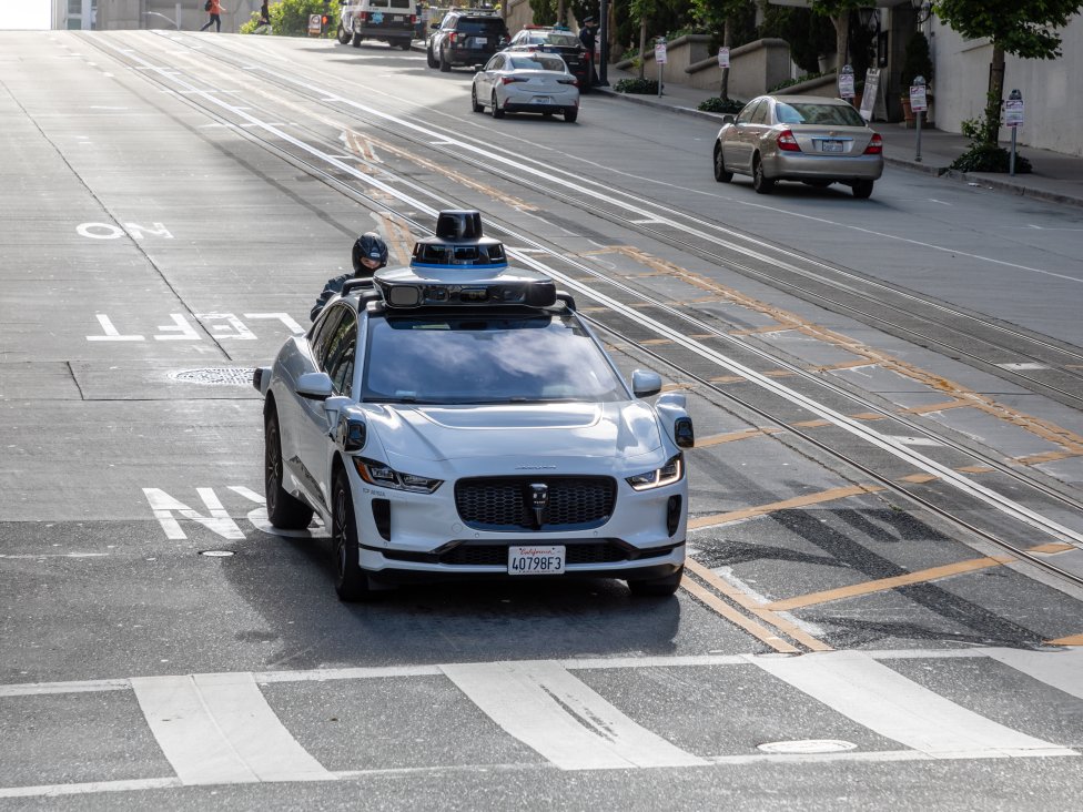 Autonómne auto Waymo v San Franciscu. Foto - Wikimedia Commons/Dietmar Rabich