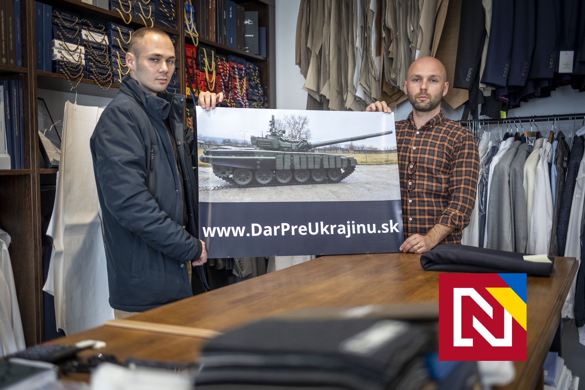 Šijú luxusné obleky, teraz chcú na Slovensku vyzbierať milión na tank pre Ukrajinu