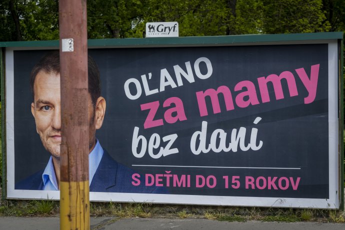 Aktuálny bilbord OĽaNO je odkazom na návrh, aby matky neplatili dane. Parlamentom neprešiel. Foto N - Tomáš Benedikovič