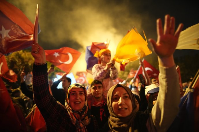 Víťazná atmosféra medzi stúpencami tureckého prezidenta Recepa Tayyipa Erdoğana v Istanbule. Foto - TASR/AP