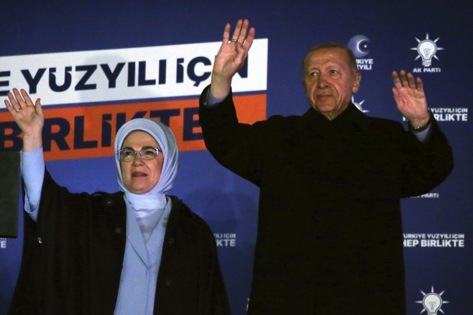 Turecký prezident Recep Tayyip Erdogan a jeho manželka Emine vo volebnej centrále. Foto - TASR/AP