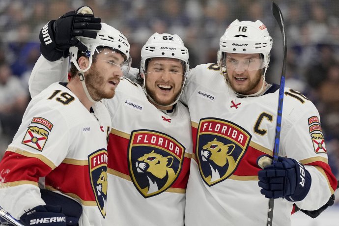 Hráči Floridy, zľava Matthew Tkachuk, Brandon Montour a Aleksander Barkov. Foto - TASR/AP