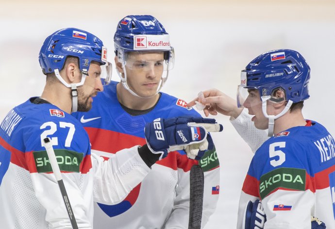 Slovenskí hokejisti zľava Marek Hrivík, Patrik Koch a Šimon Nemec. Foto - TASR