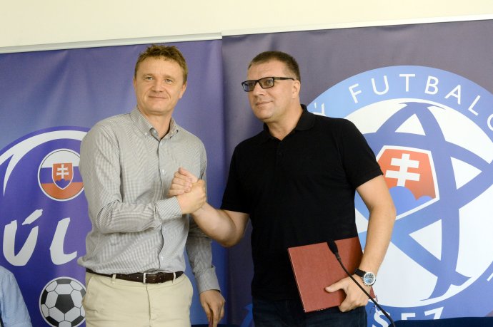 Ivan Kozák (vľavo) a Ján Kováčik v roku 2014 po podpise Memoranda o spolupráci. Foto - TASR/Štefan Puškáš