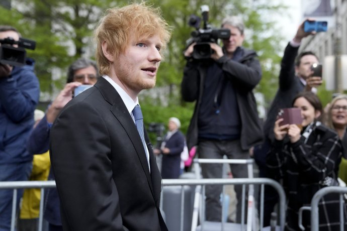 Ed Sheeran pri odchode zo súdneho procesu v New Yorku. Foto - TASR/AP
