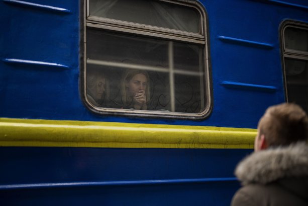 Zbohom na Kyjivskej stanici (Foto: AP Photo/Emilio Morenatti)