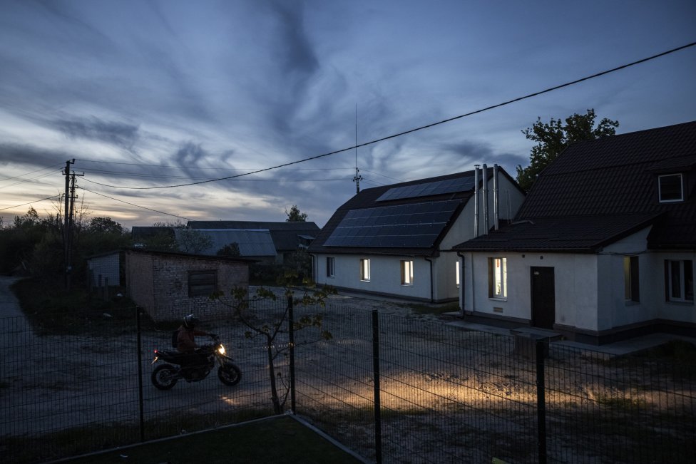 Solárne panely na budove malej nemocnice v meste Horenka. Foto - Ed Ram/Washington Post