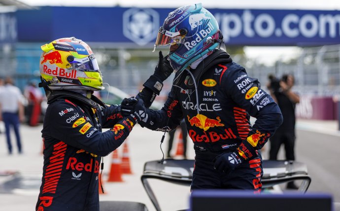 Verstappen (vpravo) a Pérez. Foto - TASR/AP
