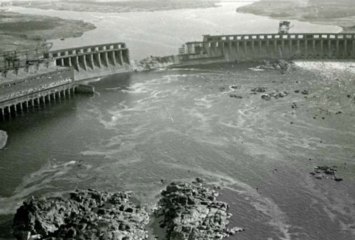 Zničená vodná elektráreň Dnipro v auguste 1941. Zdroj - Wikimedia