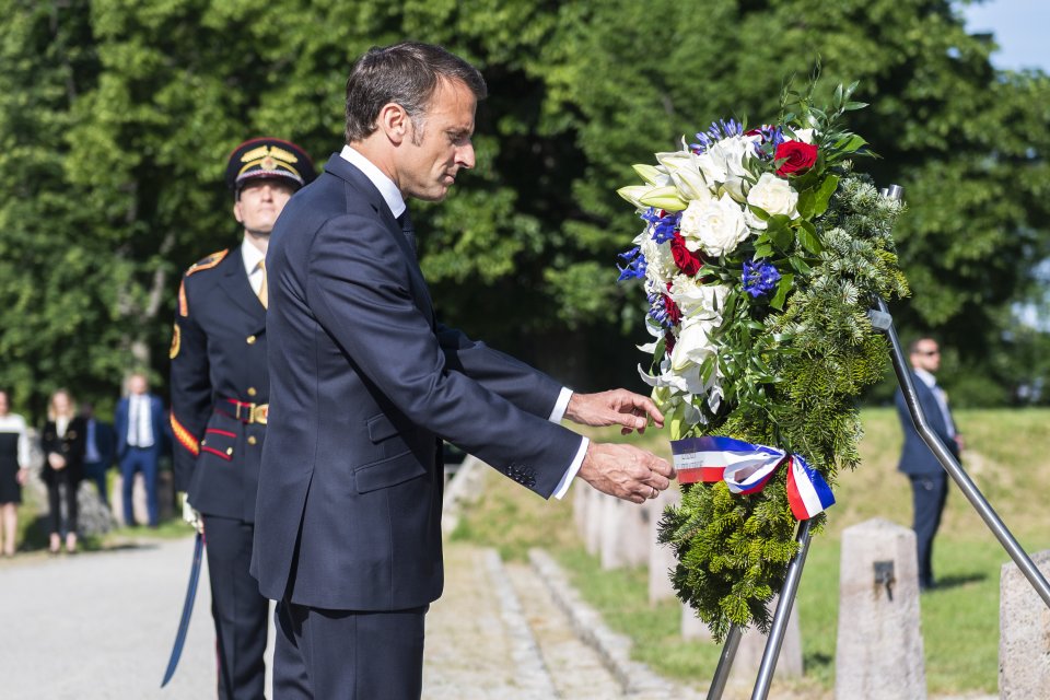 Macron pri pamätníku Milana Rastislava Štefánika. Foto - TASR