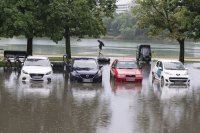 Parkovisko pri jazere Štrkovec v Bratislave. Zdroj - TASR