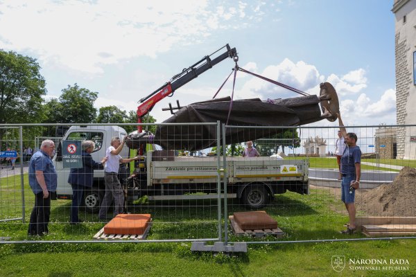 Kollár ide v&nbsp;šľapajach Fica. Na Hrade blízko Svätopluka pred voľbami odhalí spornú sochu