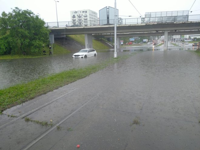 Zaplavená Ružinovská ulica v Bratislave. Foto - Facebook starostu Martina Chrena