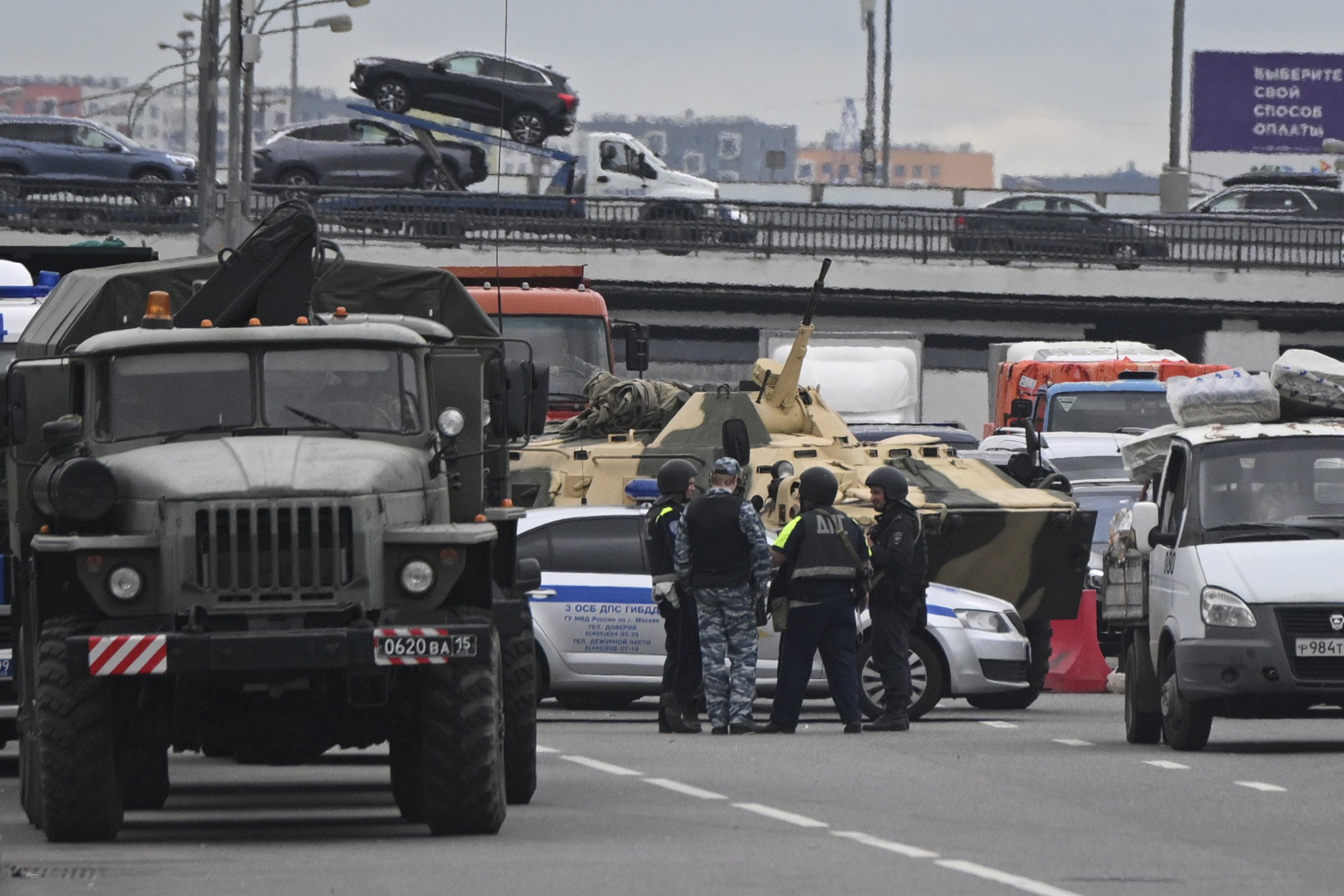 Ruské bezpečnostné zložky na diaľnici v Moskve. Foto – TASR/AP