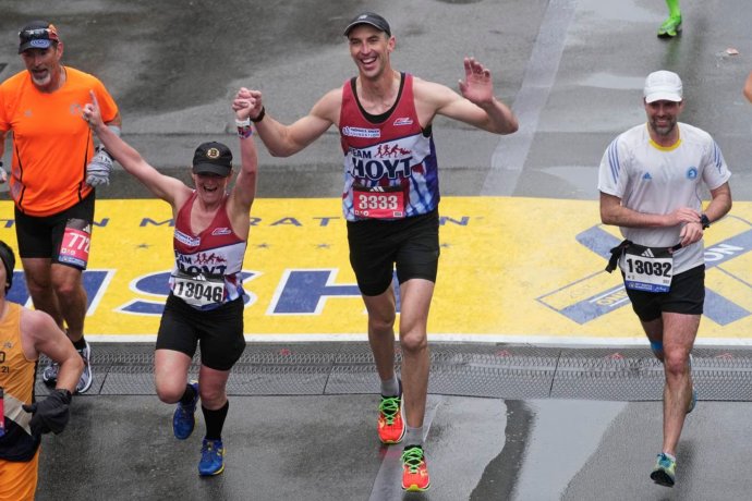 Becca Pizzi a Zdeno Chára v cieli Bostonského maratónu. Foto – AP