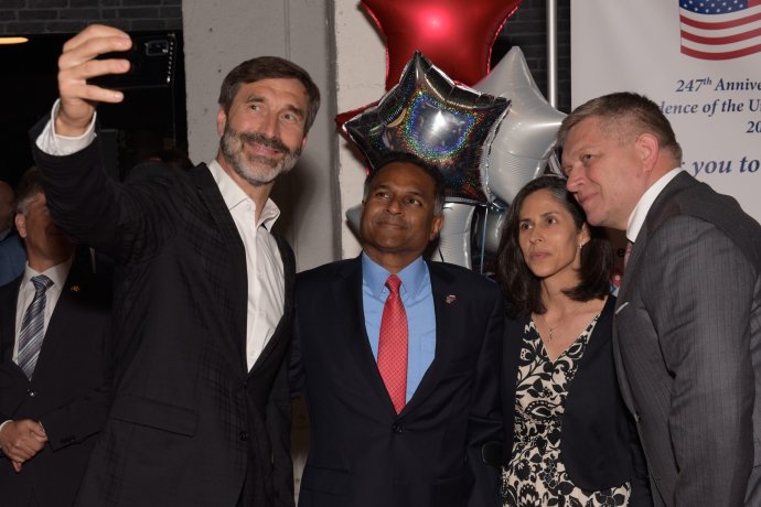 Blanár a Fico si na večierku k Dňu nezávislosti urobili s americkým veľvyslancom aj takzvané selfie. Foto - U.S. Embassy