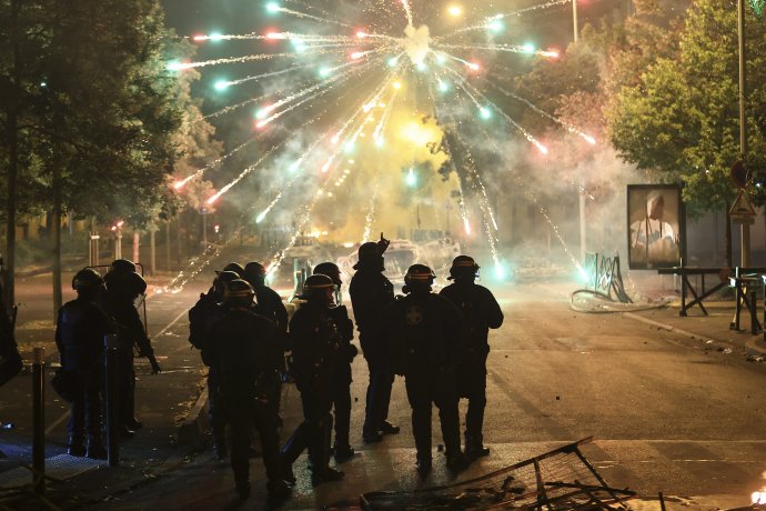 Protesty v celom Francúzsku pokračovali tretiu noc po sebe. Foto - TASR/AP