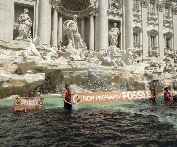 Aktivisti z talianskej odnože Letzte Generation vyliali do fontány di Trevi v Ríme čiernu tekutinu, aby upozornili na klimatické zmeny. Foto - TASR/AP