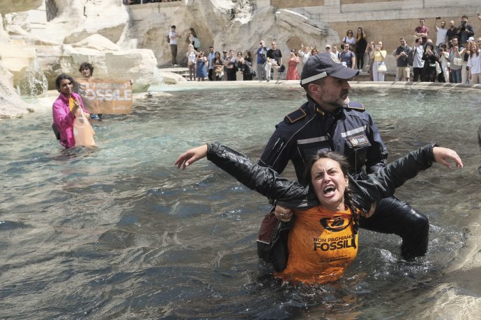 Aktivisti z talianskej odnože Letzte Generation vyliali do Fontány di Trevi v Ríme čiernu tekutinu, aby upozornili na klimatické zmeny. Foto - TASR/AP