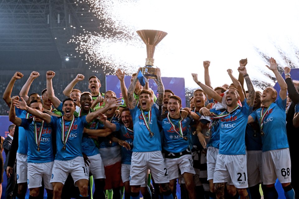 Futbalisti Neapola s majstrovskou trofejou. Foto - TASR/AP