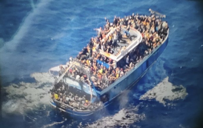 Preplnená loď, ktorá sa potopila pri Grécku. Foto - TASR/AP