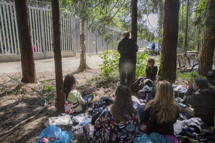 Migranti za plotom na poľsko-bieloruskej hranici. Foto - TASR/AP