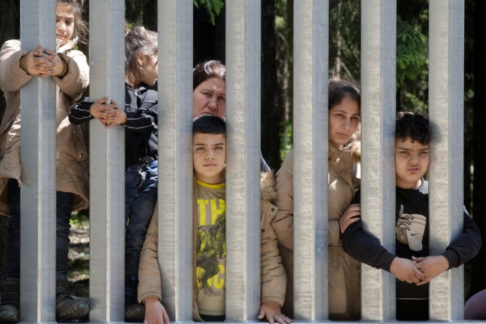 Migranti za plotom na poľsko-bieloruskej hranici. Ilustračné foto - TASR/AP